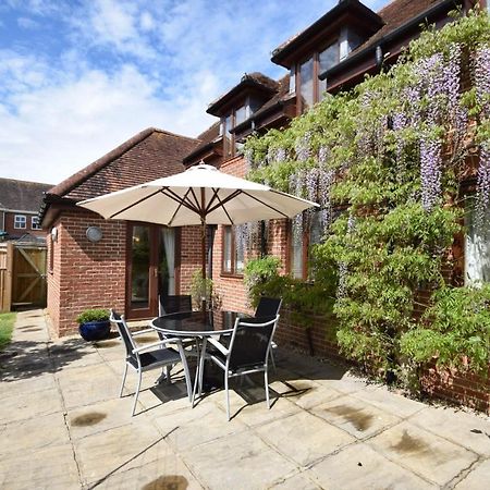 Wisteria Way, Tangmere Extérieur photo