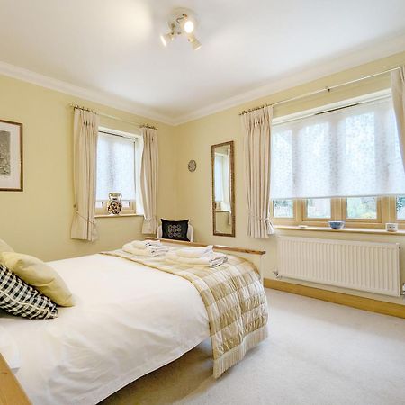 Wisteria Way, Tangmere Extérieur photo