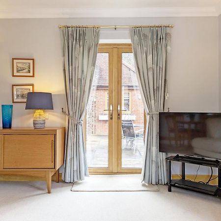 Wisteria Way, Tangmere Extérieur photo