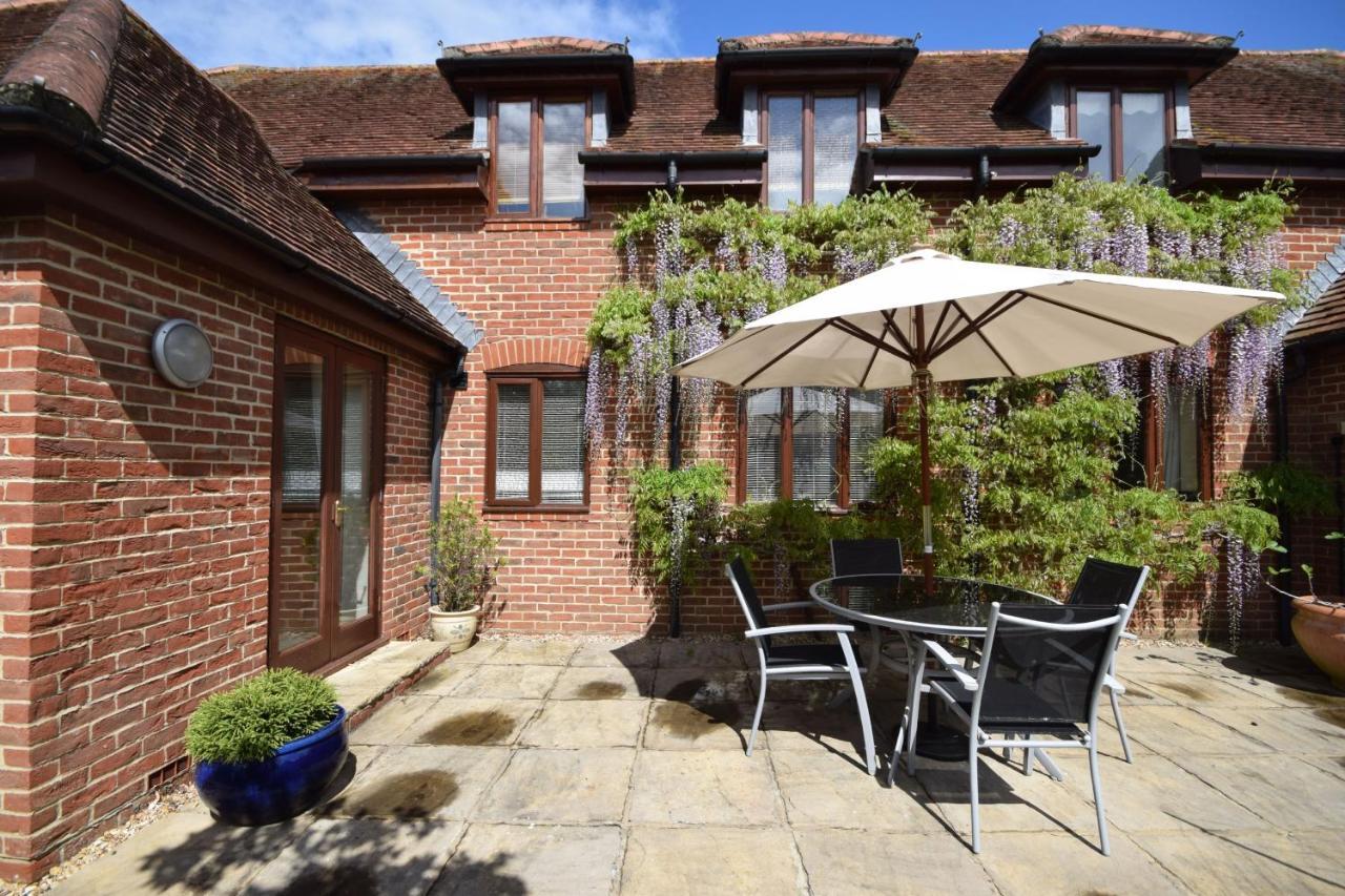 Wisteria Way, Tangmere Extérieur photo
