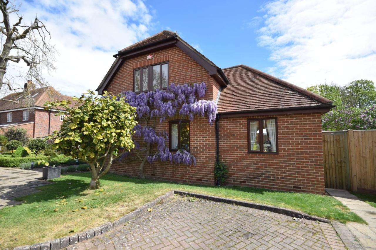 Wisteria Way, Tangmere Extérieur photo