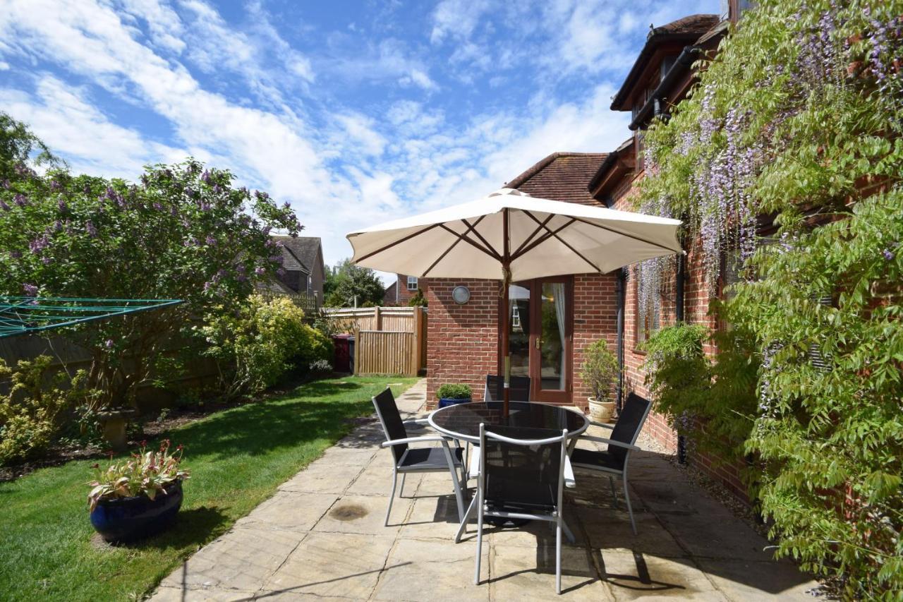 Wisteria Way, Tangmere Extérieur photo