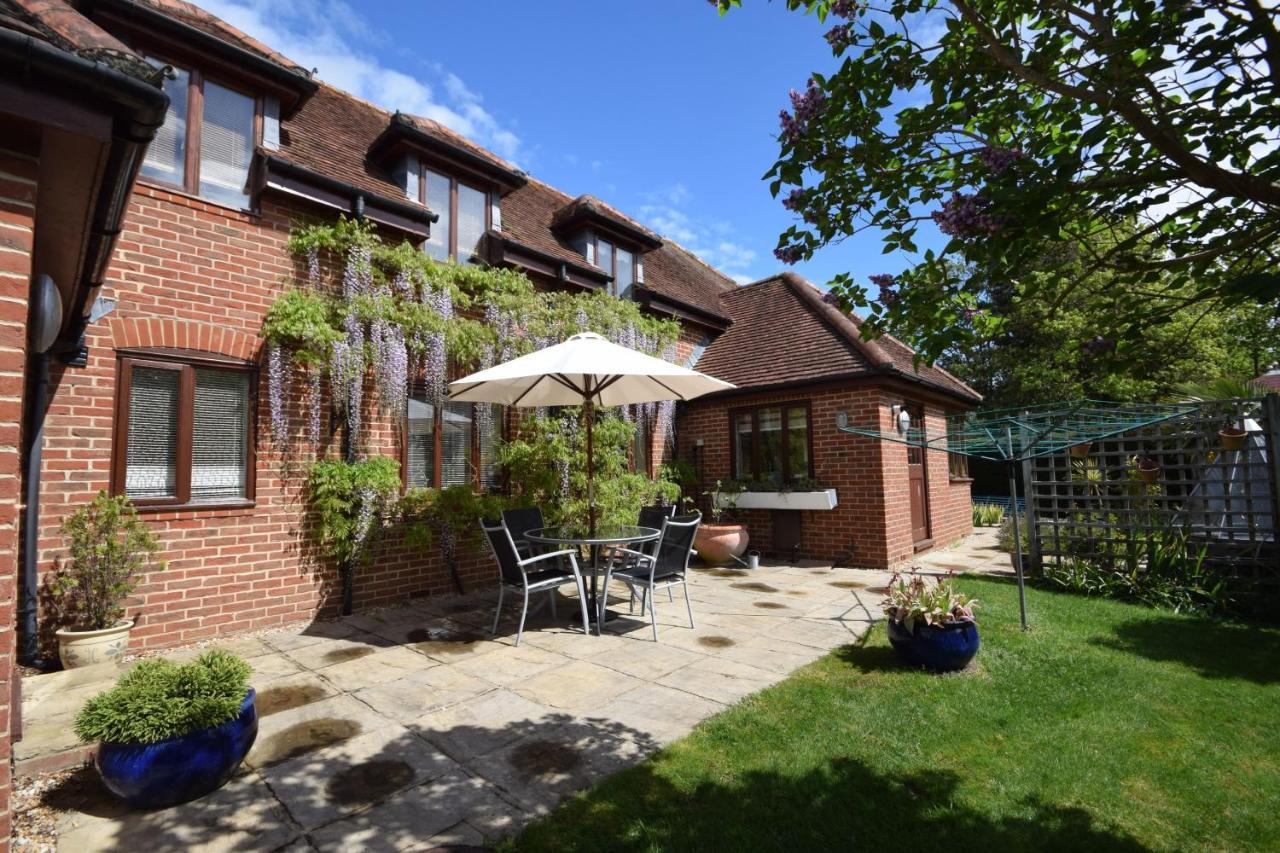 Wisteria Way, Tangmere Extérieur photo