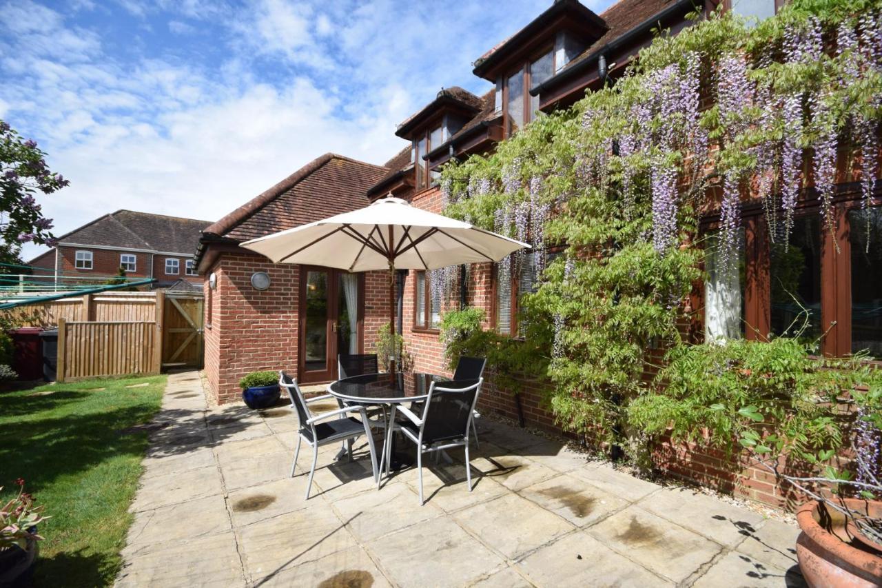 Wisteria Way, Tangmere Extérieur photo