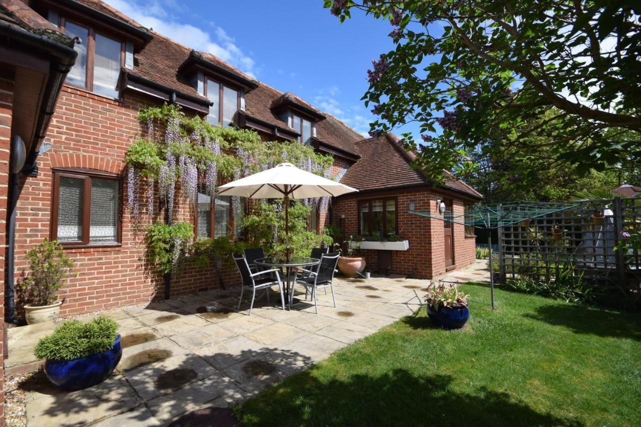 Wisteria Way, Tangmere Extérieur photo