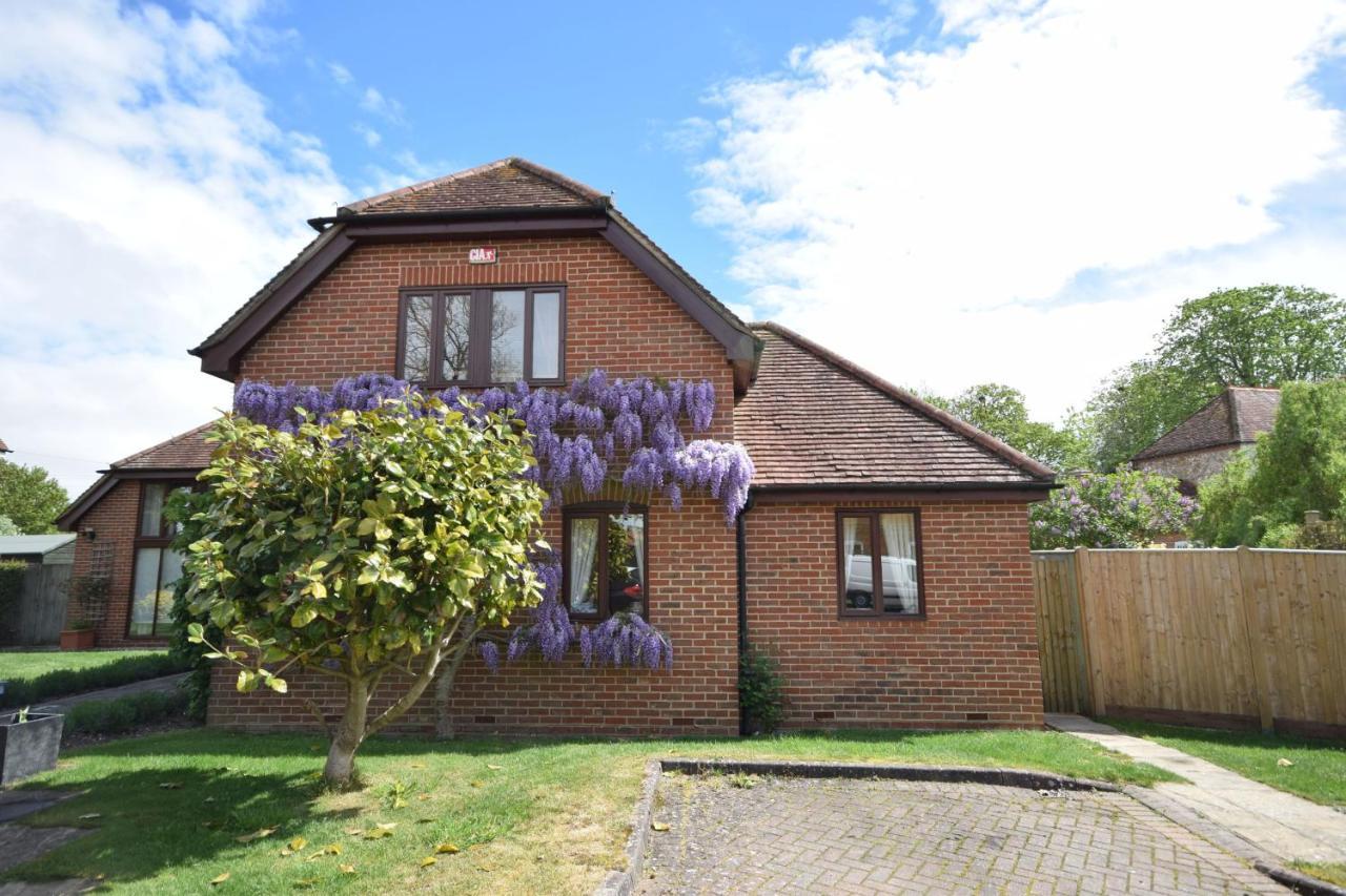 Wisteria Way, Tangmere Extérieur photo