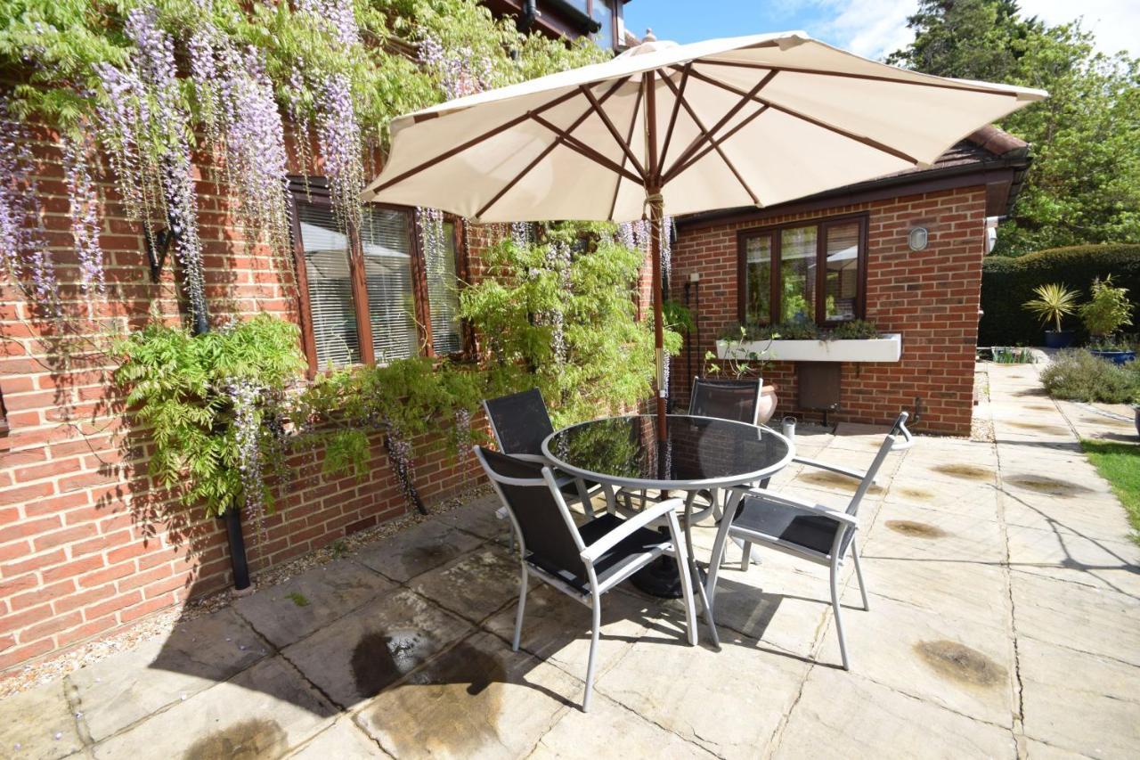 Wisteria Way, Tangmere Extérieur photo