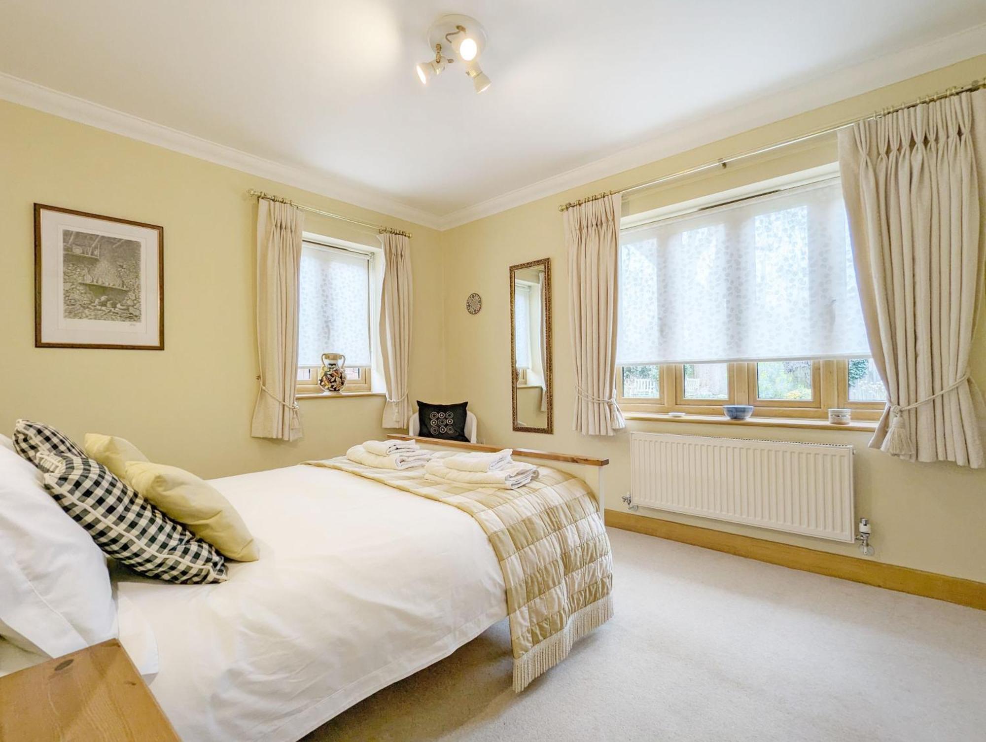 Wisteria Way, Tangmere Extérieur photo