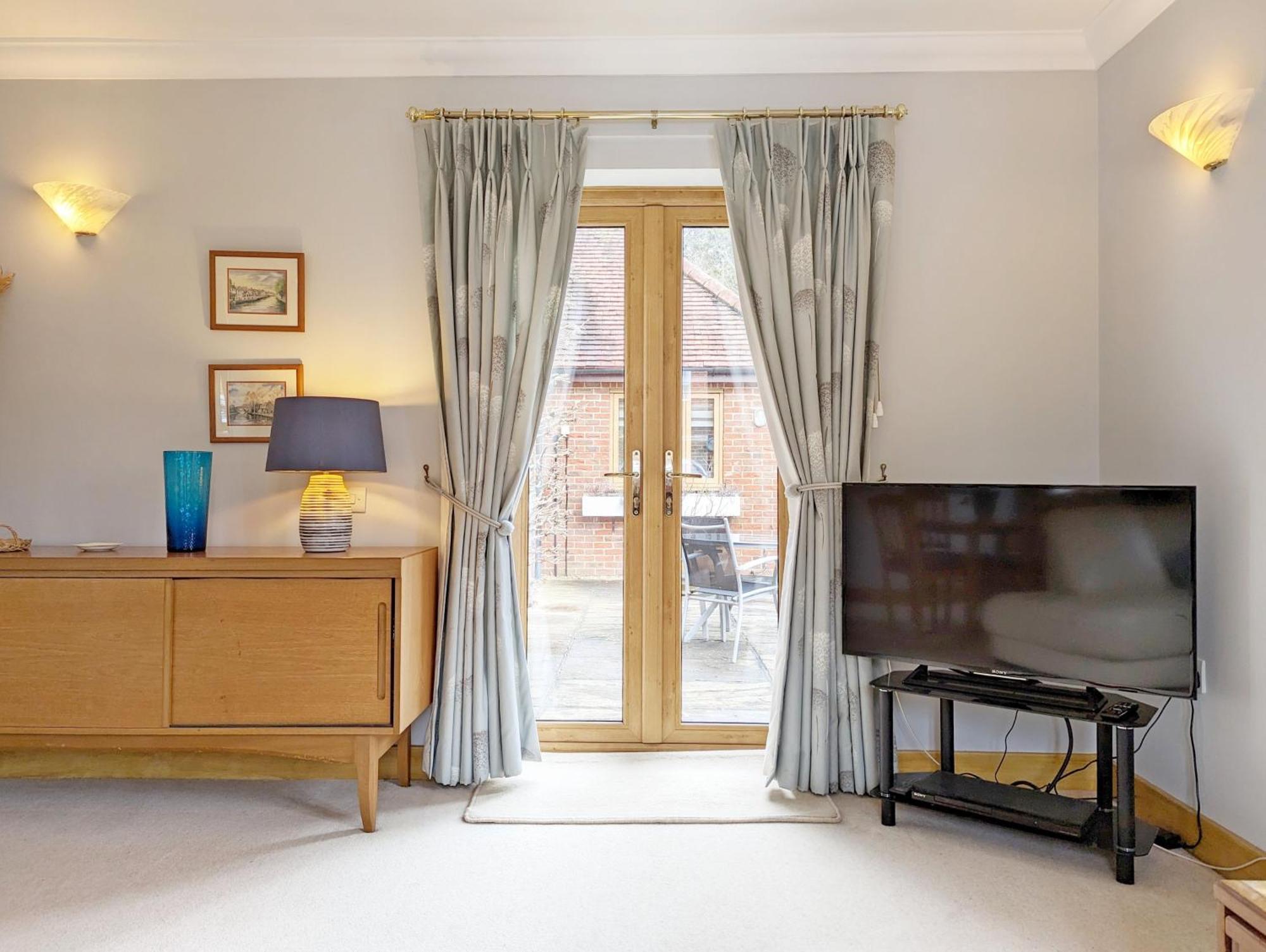 Wisteria Way, Tangmere Extérieur photo