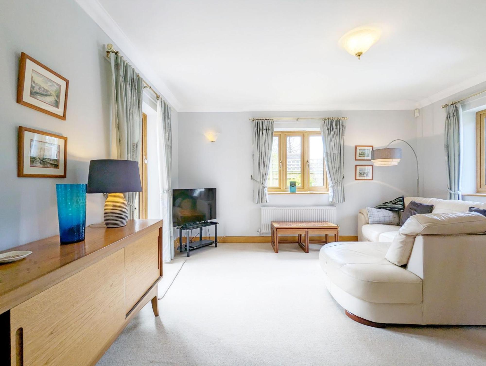 Wisteria Way, Tangmere Extérieur photo