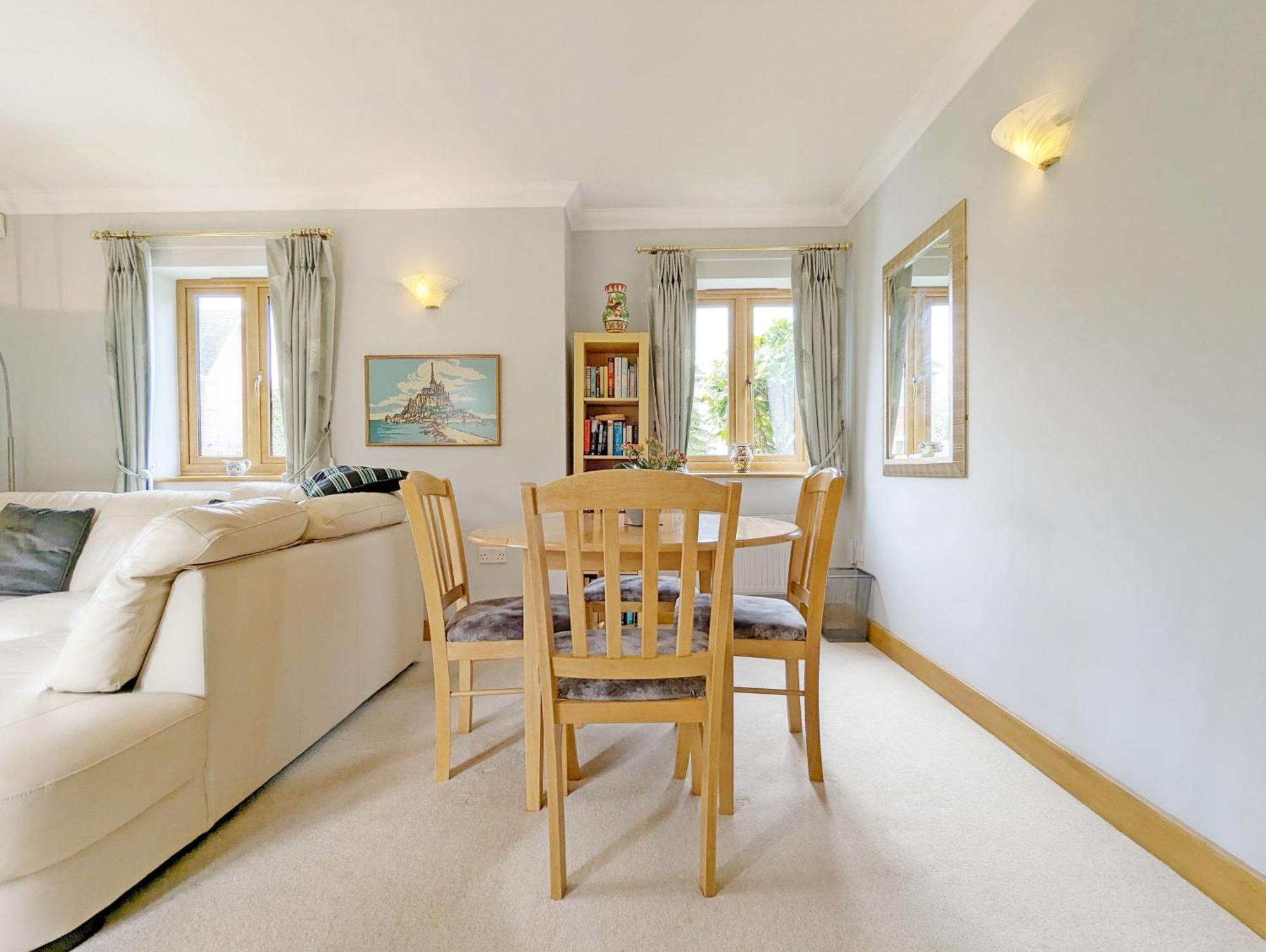 Wisteria Way, Tangmere Extérieur photo