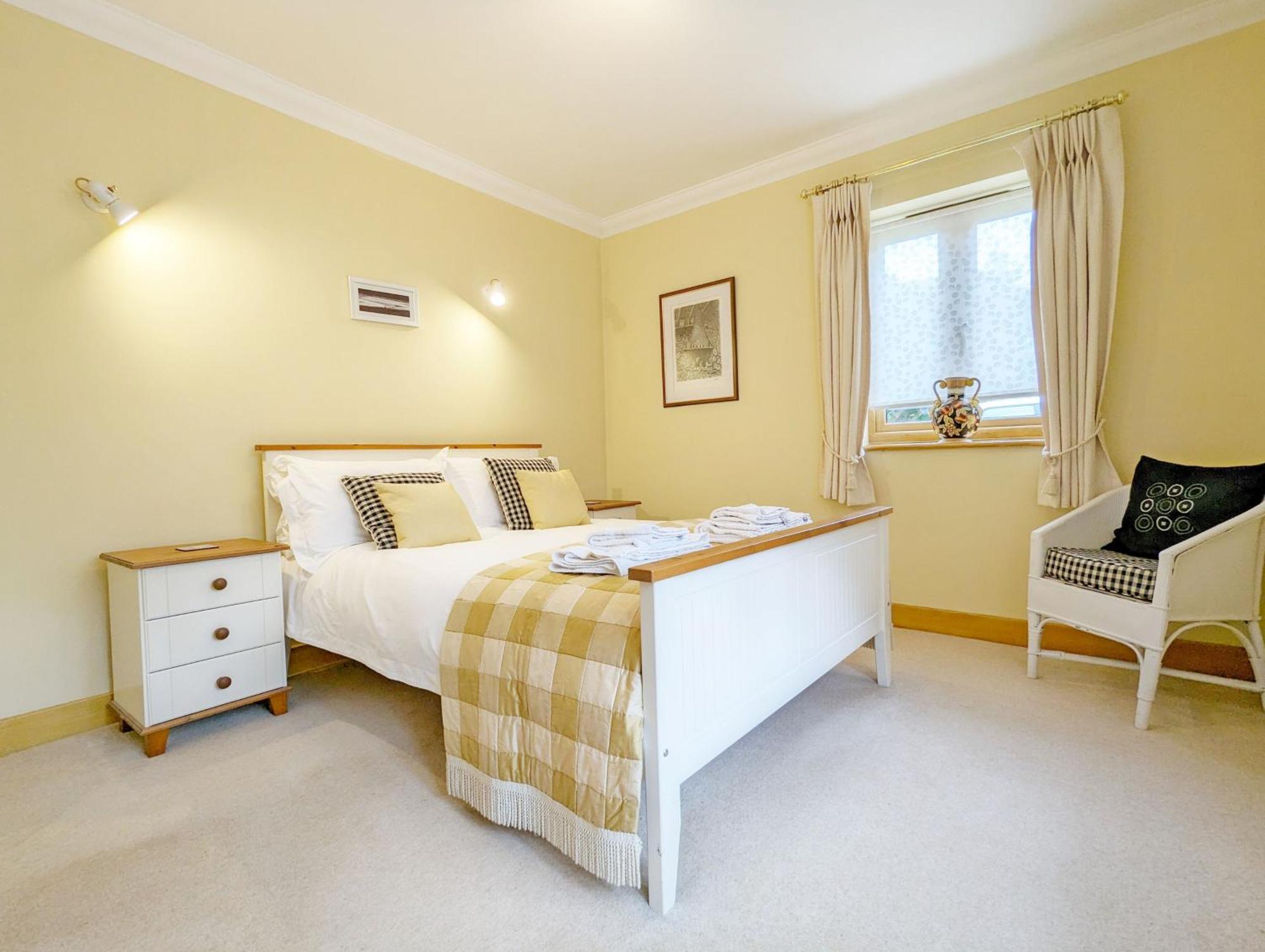 Wisteria Way, Tangmere Extérieur photo