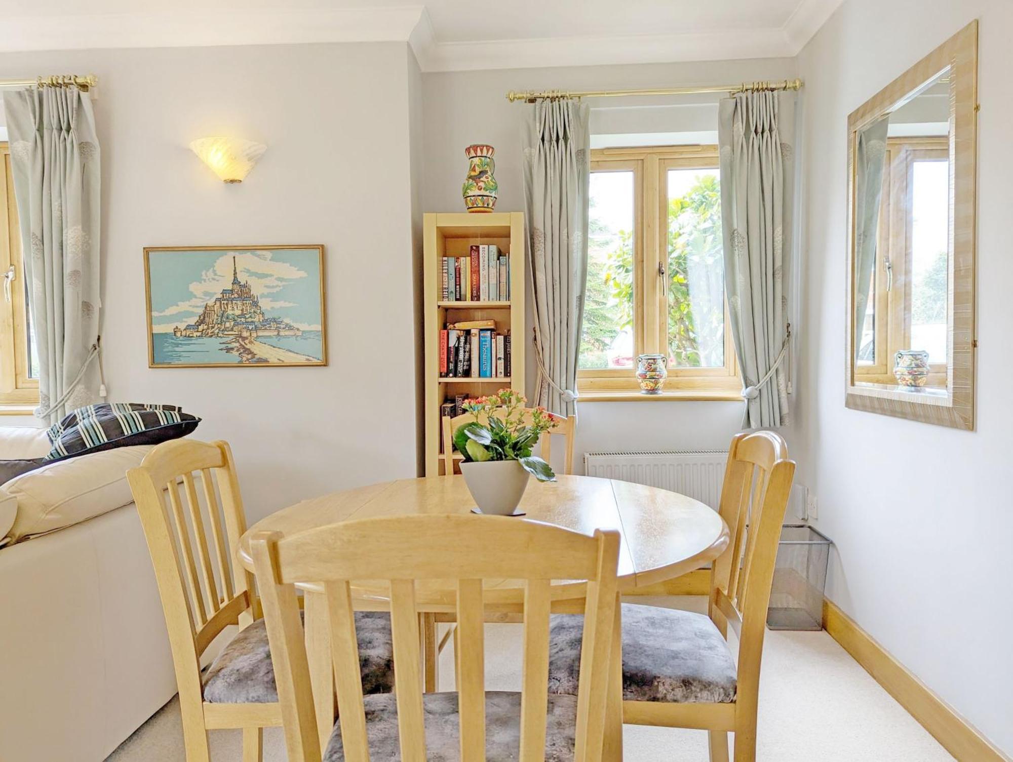 Wisteria Way, Tangmere Extérieur photo