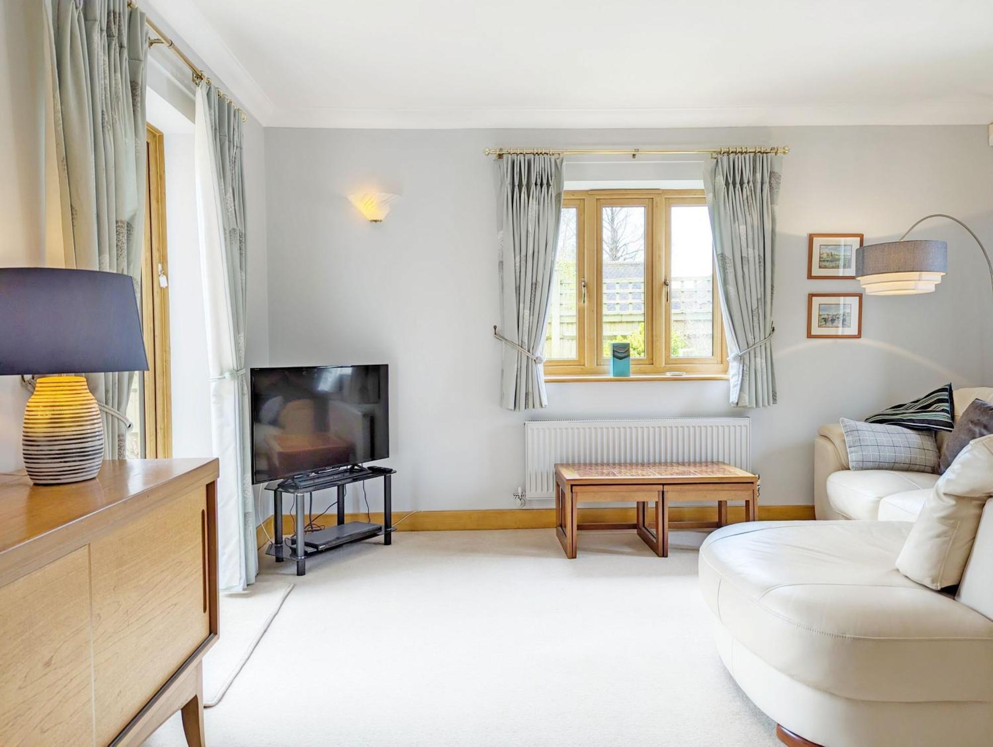 Wisteria Way, Tangmere Extérieur photo